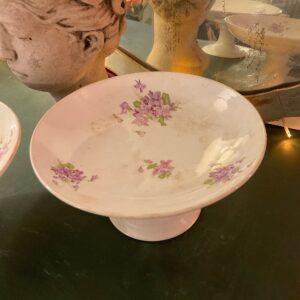 Alzatine con fiori lilla