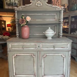 Credenza con piattaia