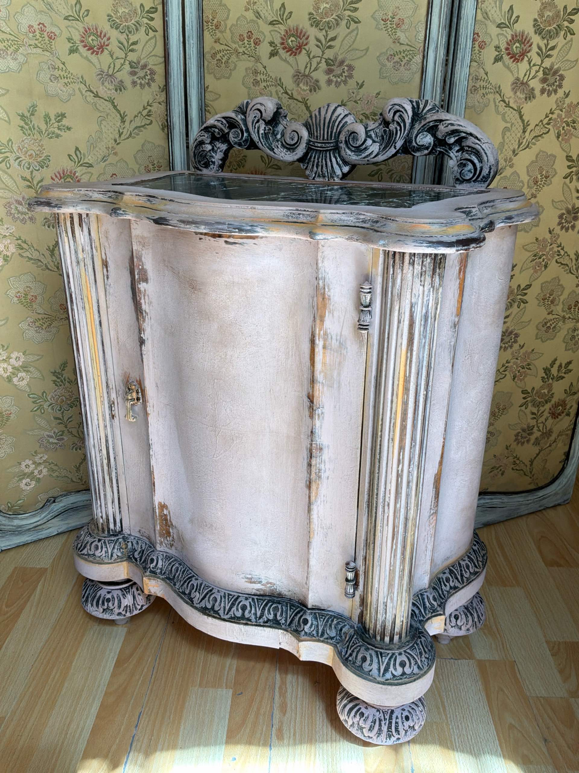 Mobiletto antico